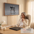 Quadro Decorativo Grande Figuras no Balanço para Sala Preto | quadros decorativos | mulher de chapéu xadrez e homem de terno sentados num balanço laranja sobre piso xadrez | em ambiente 2 | Porao dos Quadros