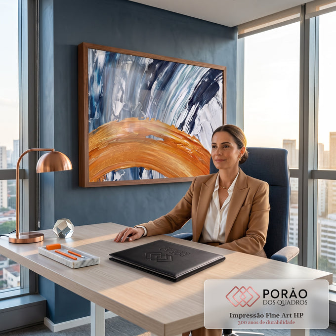 Quadro Decorativo Grande Abstrato Pincelada para Sala Azul | quadros decorativos | pinceladas diagonais azuis e prateadas cortadas por faixa curva laranja e dourada | em ambiente 2 | Porao dos Quadros