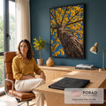 Tronco de ipê com flores amarelas visto de baixo contra céu azul intenso, quadro decorativo