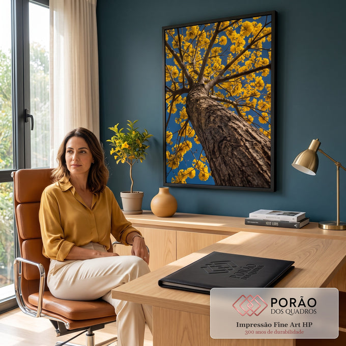 Tronco de ipê com flores amarelas visto de baixo contra céu azul intenso, quadro decorativo