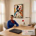 Silhueta de Alice com vestido azul segurando papoula vermelha em colagem floral, quadro decorativo