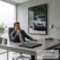 Porsche 911 clássico cinza visto de trás diante de muro de hera verde sobre paralelepípedo, quadro decorativo