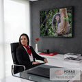 Filhote de leopardo espiando sob a cauda da mãe em meio à mata verde, fotografia, quadro decorativo