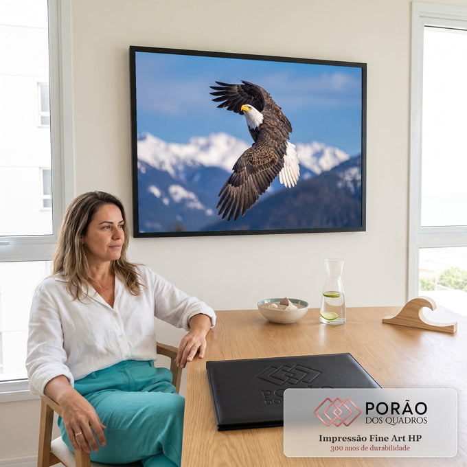 Águia-de-cabeça-branca de asas abertas voando sobre montanhas nevadas e céu azul, quadro decorativo