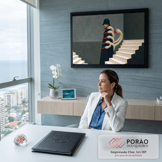 Quadro Decorativo Grande Figura para Sala Preto | quadros decorativos | figura de casaco preto com pescoços de cisnes brancos e bicos vermelhos saindo do colarinho | em ambiente 2 | Porao dos Quadros