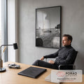 Porsche clássico e mulher em campo com fardos de feno em fotografia preto e branco, quadro decorativo