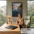 Barco branco em lago cristalino com neblina, montanhas e sol nascente entre pinheiros, quadro decorativo