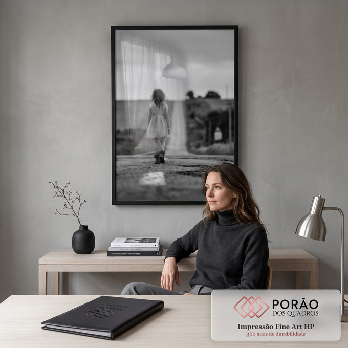 Menina de vestido xadrez caminhando em estrada rural sob céu nublado em preto e branco quadro decorativo
