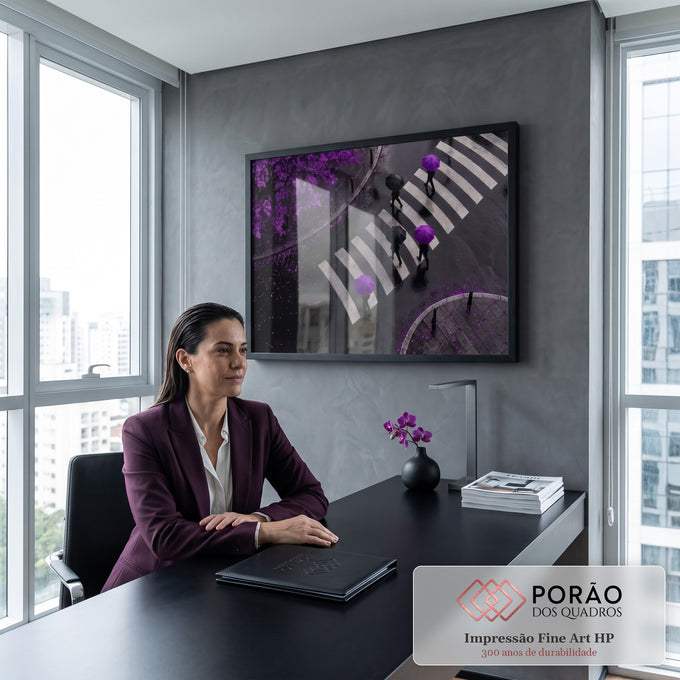 Quadro Decorativo Grande Guarda-Chuvas Roxos para Sala Roxo | quadros decorativos | vista aérea de pessoas com guarda-chuvas roxos e pretos atravessando faixa de pedestre entre árvores floridas | em ambiente 2 | Porao dos Quadros