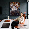 Quadro Decorativo Grande Águia e Tigre para Sala Branco | quadros decorativos | águia de cabeça branca com bico aberto sobre fundo com rosto de tigre desfocado | em ambiente 2 | Porao dos Quadros