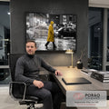 Pessoa de capa amarela atravessando rua chuvosa com táxis em cena preto e branco, quadro decorativo
