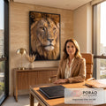 Close do rosto de leão com juba dourada e olhos âmbar em fotografia realista, quadro decorativo