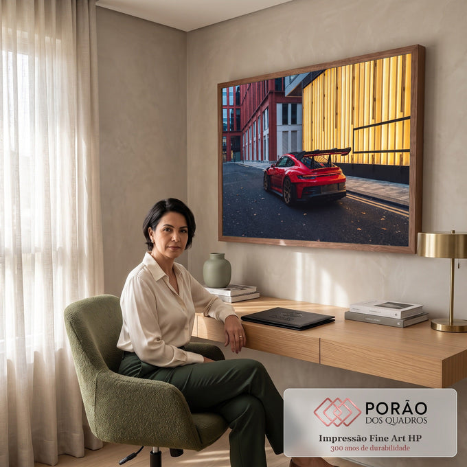 Porsche 911 GT3 vermelho com aerofólio e rodas douradas em rua urbana ao entardecer, quadro decorativo