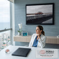 Porsche 911 clássico cor cobre em píer de concreto sobre o mar sob céu cinza, quadro decorativo