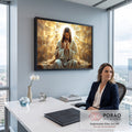 Jesus Cristo orando de olhos fechados com halo de luz e fundo geométrico dourado, quadro decorativo