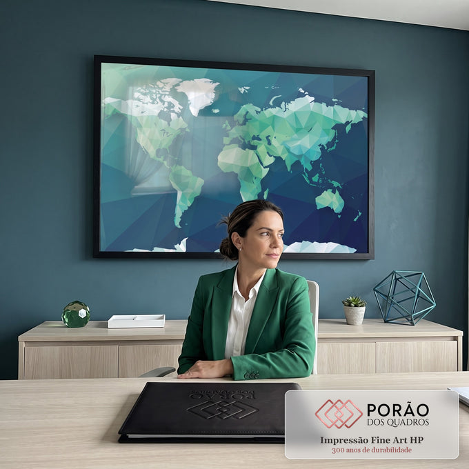 Quadro Decorativo Grande Mapa Mundi para Escritório Verde | quadros decorativos | mapa-múndi geométrico em triângulos nas cores verde e azul | em ambiente 2 | Porao dos Quadros