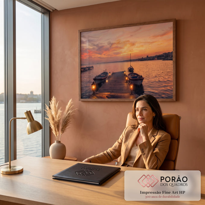 Quadro Decorativo Grande Cais com Barcos para Sala Laranja | quadros decorativos | cais de madeira com barcos de pesca e lanternas acesas sob pôr do sol laranja | em ambiente 2 | Porao dos Quadros