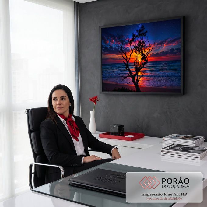 Quadro Decorativo Grande Árvore Silhueta Mar para Sala | quadros decorativos | árvore silhueta contra pôr do sol laranja sobre o mar com céu estrelado | em ambiente 2 | Porao dos Quadros