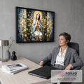 Virgem Maria em prece com auréola dourada entre rosas brancas sobre mosaico azul, quadro decorativo