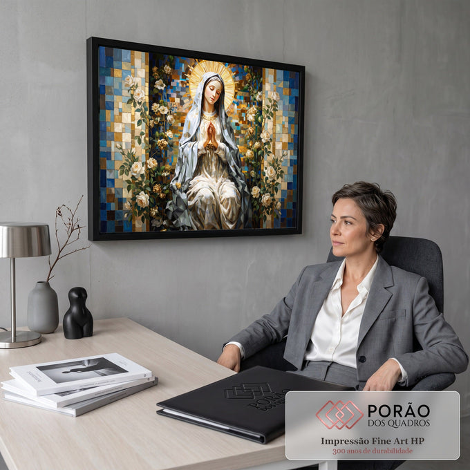 Virgem Maria em prece com auréola dourada entre rosas brancas sobre mosaico azul, quadro decorativo