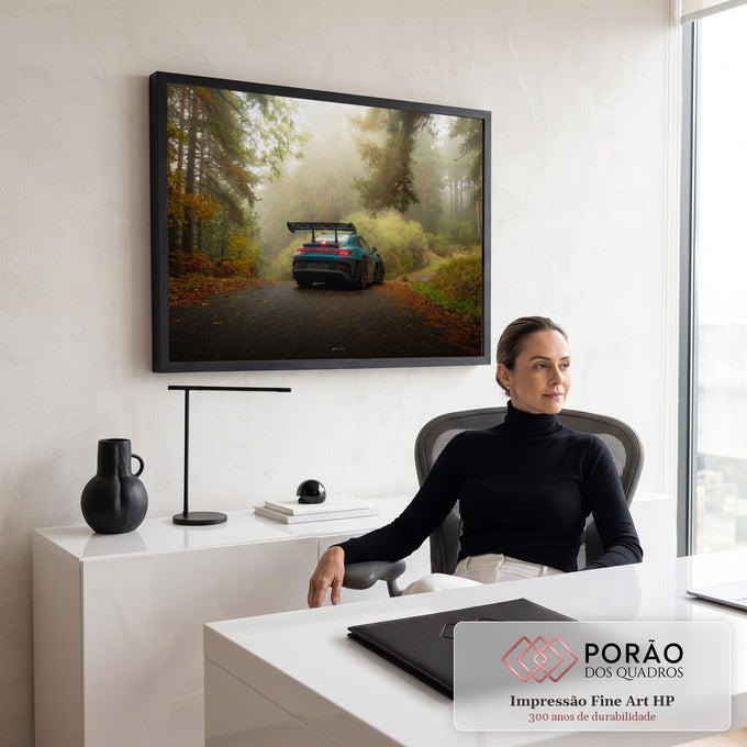 Quadro Decorativo Grande Carro Esportivo Floresta para Sala | quadros decorativos | carro esportivo azul visto de trás em estrada enevoada dentro de floresta | em ambiente 2 | Porao dos Quadros