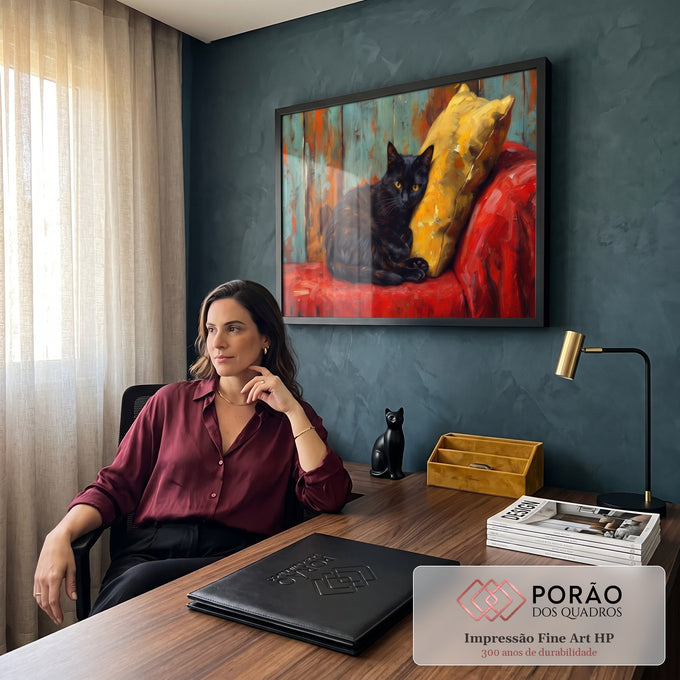 Quadro Decorativo Grande Gato em Sofá para Sala Preto | quadros decorativos | gato preto de olhos amarelos sobre sofá vermelho com almofada amarela em pintura texturizada | em ambiente 2 | Porao dos Quadros