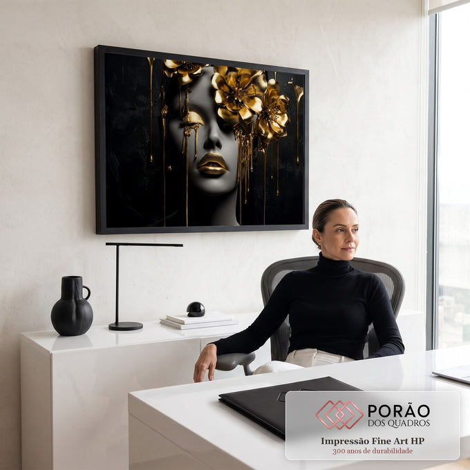 Rosto feminino com lábios e flores de ouro e tinta dourada escorrendo sobre fundo preto, quadro decorativo