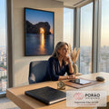 Sol se pondo através de arco de rocha no mar, reflexo dourado na água azul, quadro decorativo
