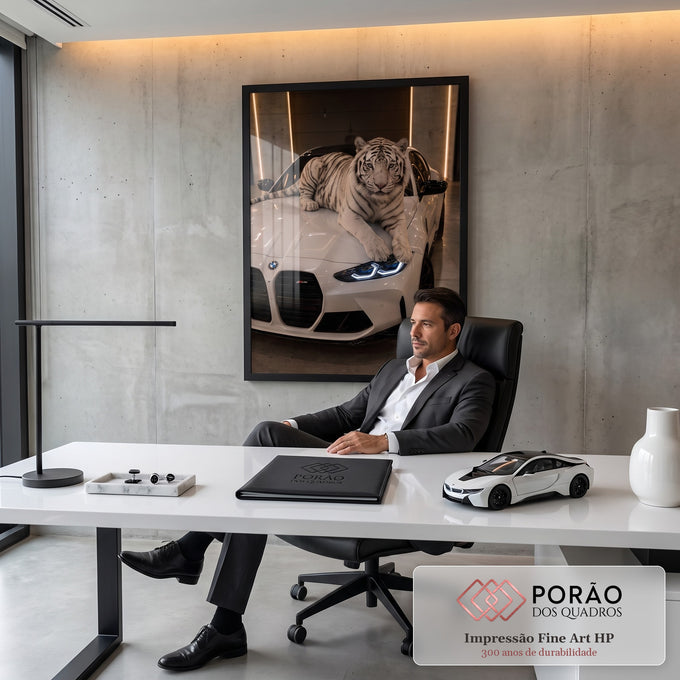 Tigre branco de olhos azuis deitado no capô de carro esportivo branco com faróis acesos, quadro decorativo