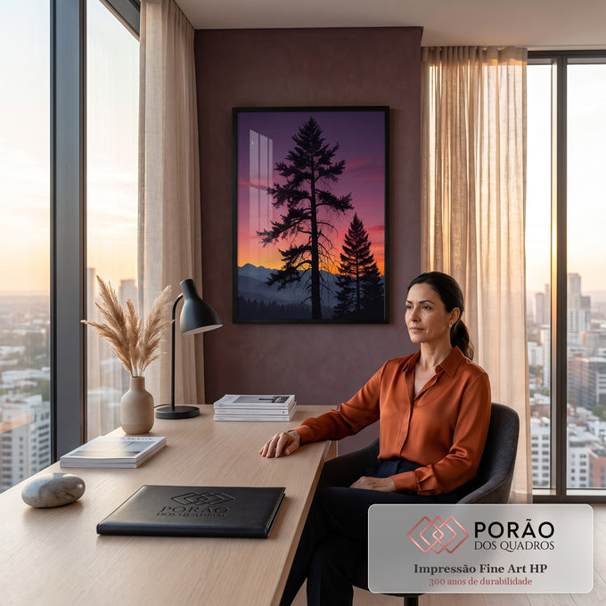 Silhuetas de pinheiros contra céu roxo e laranja, montanhas enevoadas e lua crescente, quadro decorativo