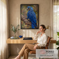 Arara-azul jacinto pintada a óleo pousada em tronco seco com fundo verde desfocado, quadro decorativo