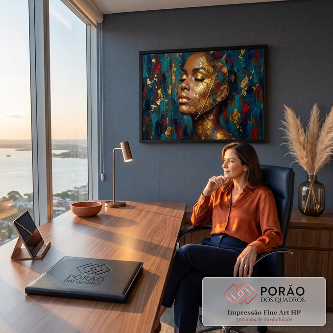 Mulher negra de olhos fechados com folha dourada no rosto e fundo azul em pinceladas, quadro decorativo