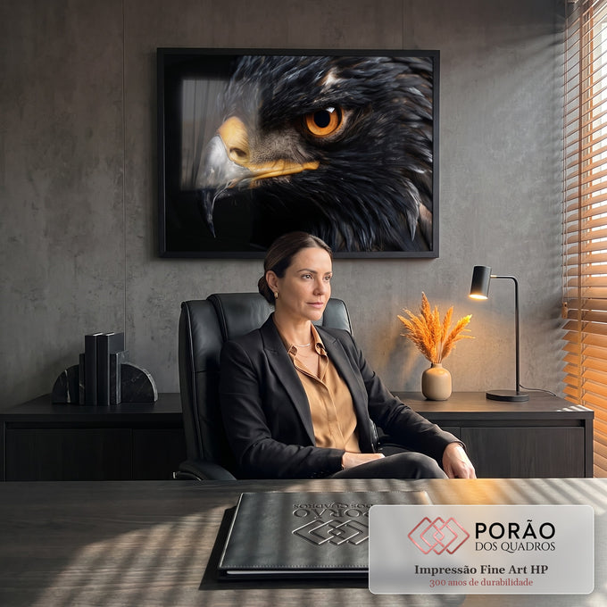 Quadro Decorativo Águia de Olhar Laranja em Fundo Preto | quadros decorativos | close do rosto de uma águia com olho laranja intenso e penas pretas | em Quadros para Escritorio | Porao dos Quadros