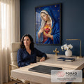Quadro Decorativo Grande Nossa Senhora Pinceladas para Sala | quadros decorativos | Nossa Senhora de manto azul segurando coração em chamas com cruz e espinhos | em ambiente 2 | Porao dos Quadros