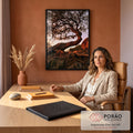 Quadro Decorativo Grande Árvore Retorcida para Sala Marrom | quadros decorativos | árvore com tronco curvo e raízes expostas sob luz dourada de entardecer | em ambiente 2 | Porao dos Quadros