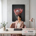 Quadro Decorativo Grande Flores Proteia para Sala Rosa | quadros decorativos | close de flor de proteia rosa com centro texturizado sobre fundo cinza escuro | em ambiente 2 | Porao dos Quadros