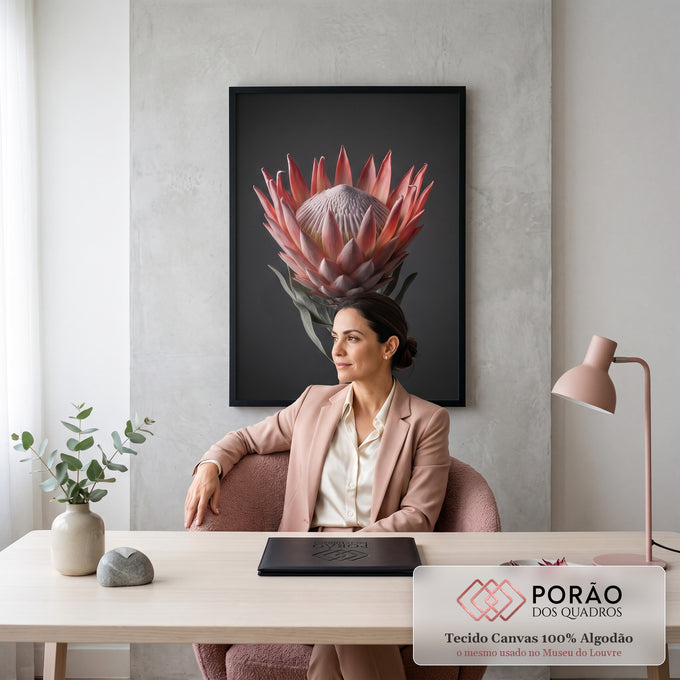 Quadro Decorativo Grande Flores Proteia para Sala Rosa | quadros decorativos | close de flor de proteia rosa com centro texturizado sobre fundo cinza escuro | em ambiente 2 | Porao dos Quadros