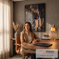 Tigre de perfil entre folhas secas, luz quente e fundo escuro na floresta, quadro decorativo