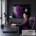 Quadro Decorativo Grande Crisântemo para Sala Roxo | quadros decorativos | crisântemo roxo em close com pétalas cobertas de gotas de orvalho sobre fundo preto | em ambiente 2 | Porao dos Quadros