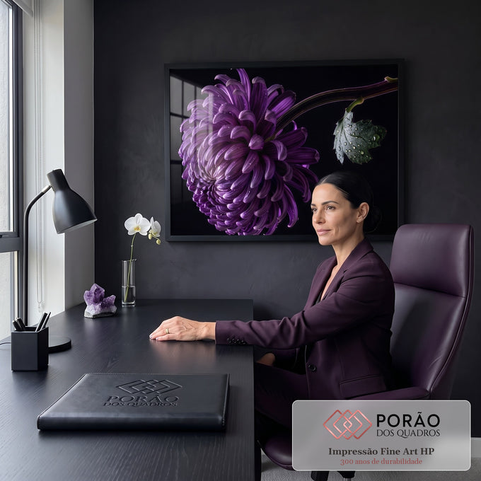 Quadro Decorativo Grande Crisântemo para Sala Roxo | quadros decorativos | crisântemo roxo em close com pétalas cobertas de gotas de orvalho sobre fundo preto | em ambiente 2 | Porao dos Quadros