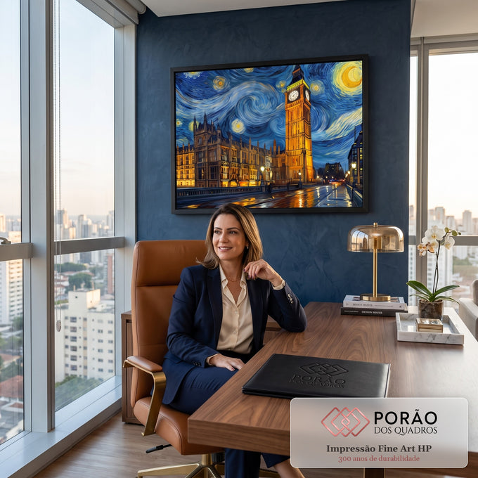 Quadro Decorativo Grande Big Ben para Sala Azul | quadros decorativos | Big Ben e Parlamento de Londres em dourado sob céu estrelado azul estilo Van Gogh | em ambiente 2 | Porao dos Quadros