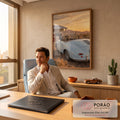 Porsche 356 azul claro com cachorro salsicha em posto antigo no pôr do sol do deserto, quadro decorativo