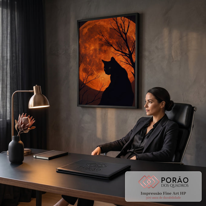 Silhueta de gato preto diante de lua cheia laranja gigante entre galhos secos, quadro decorativo