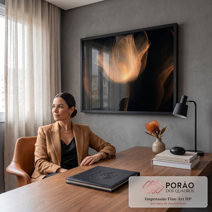 Quadro Decorativo Grande Flor de Luz Dourada para Sala Preto | quadros decorativos | flor abstrata feita de linhas de luz dourada e laranja sobre fundo preto | em ambiente 2 | Porao dos Quadros