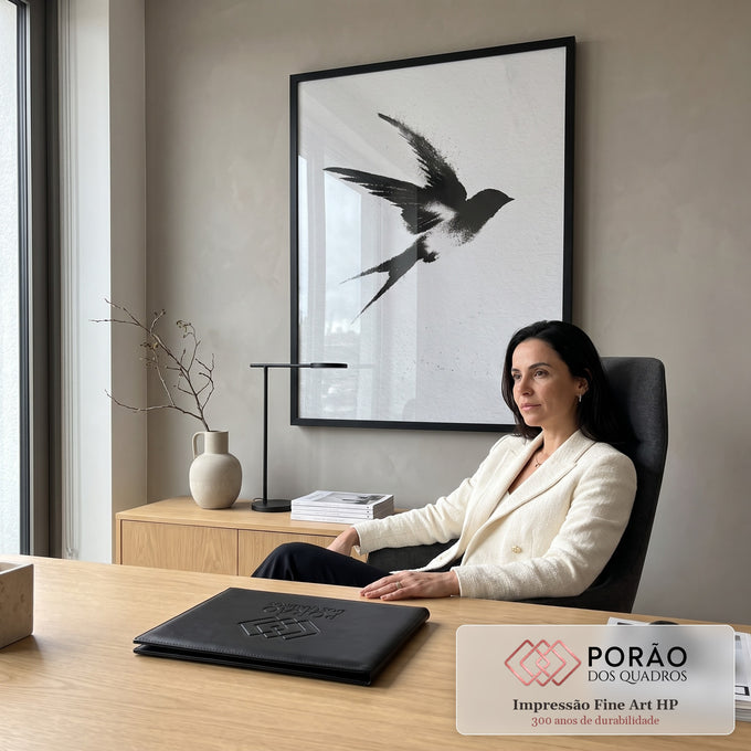 Quadro Decorativo Andorinha em Voo Efeito Spray Preto | quadros decorativos | silhueta preta de andorinha em voo com efeito de partículas sobre fundo branco | em Quadros para Escritorio | Porao dos Quadros