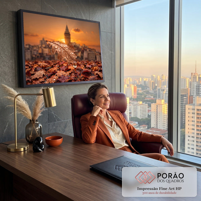 Quadro Decorativo Grande Folha com Gotas de Chuva para Sala | quadros decorativos | folha de carvalho com gotas de água e torre ao fundo em pôr do sol alaranjado | em ambiente 2 | Porao dos Quadros