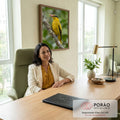 Pássaro papa-figo amarelo de máscara negra e bico rosado pousado em galho com líquen, quadro decorativo