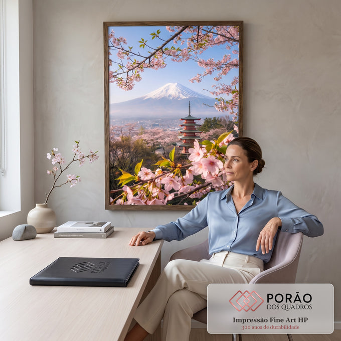 Quadro Decorativo Grande Paisagem Monte Fuji para Sala Rosa | quadros decorativos | Monte Fuji nevado com pagoda vermelha entre flores de cerejeira rosa em primeiro plano | em ambiente 2 | Porao dos Quadros