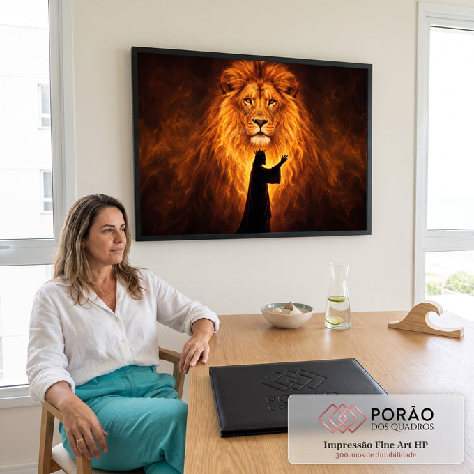 Quadro Decorativo Grande Leão em Chamas para Sala Dourado | quadros decorativos | leão com juba em chamas douradas e silhueta de rei coroado ao fundo escuro | em ambiente 2 | Porao dos Quadros