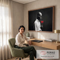 Homem negro de perfil com camisa branca segurando flor vermelha sobre fundo preto, quadro decorativo